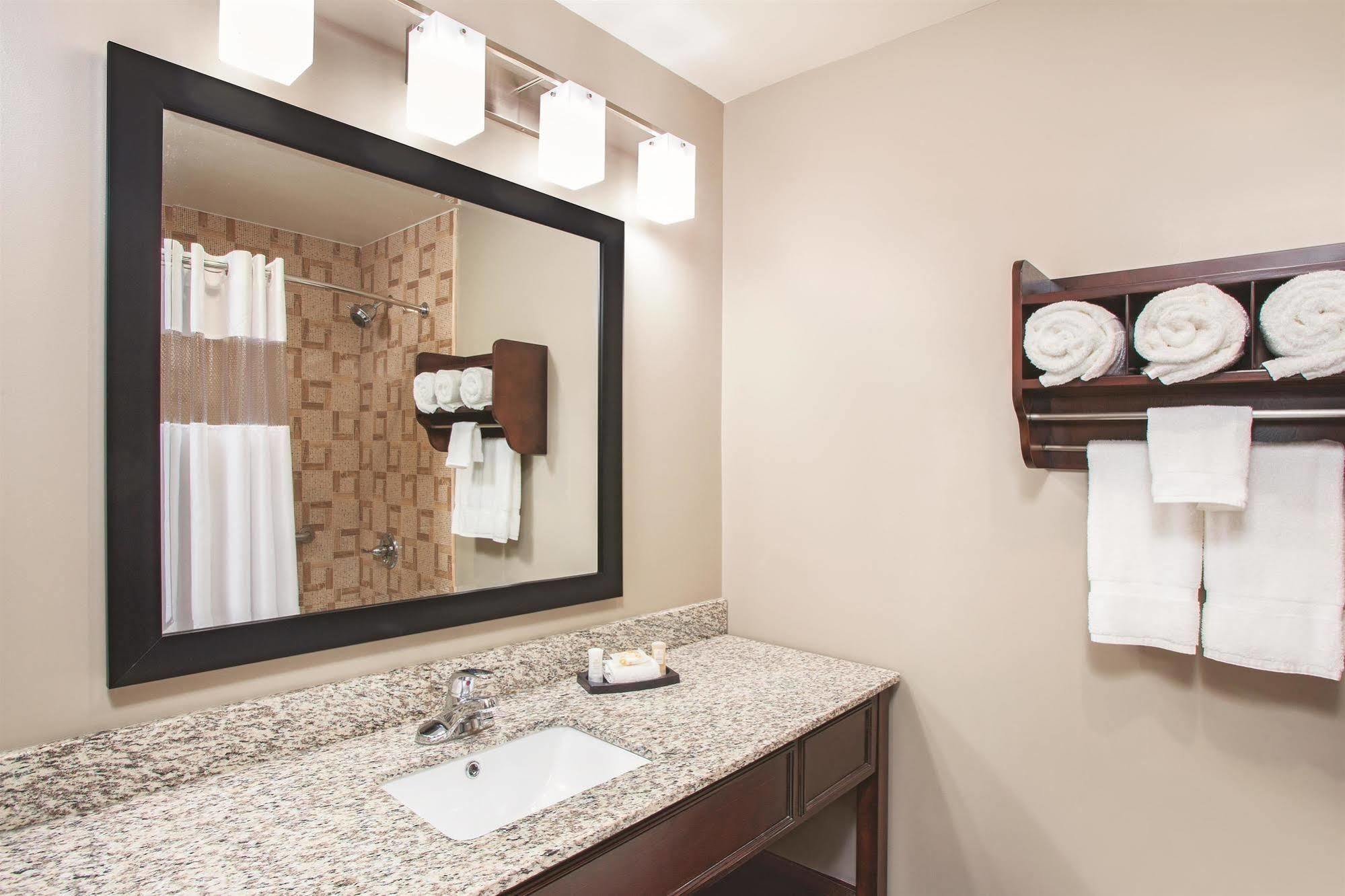 La Quinta Inn & Suites Far Rockaway - Beach Hotel Nowy Jork Zewnętrze zdjęcie